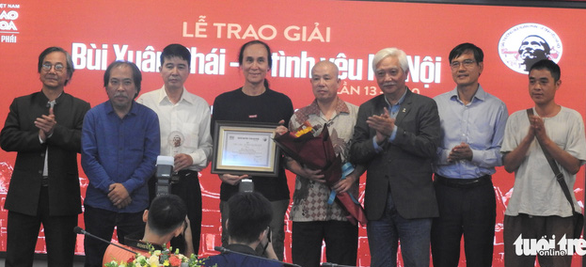 Gia đình thay mặt Phú Quang nhận Giải thưởng Lớn ''Bùi Xuân Phái - Vì tình yêu Hà Nội'' - ảnh 5