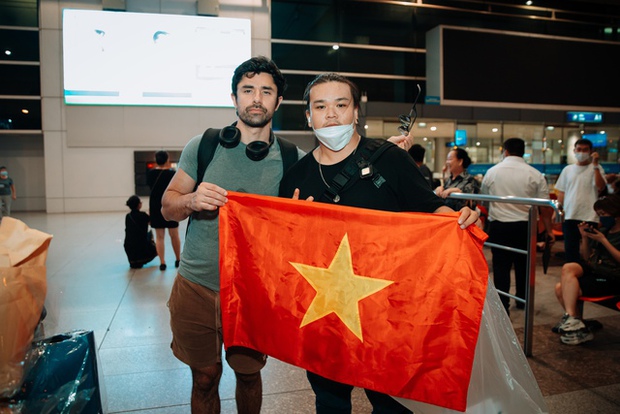 Độc quyền: Những hình ảnh đầu tiên của DJ nổi tiếng thế giới KSHMR tại sân bay Tân Sơn Nhất! - ảnh 2