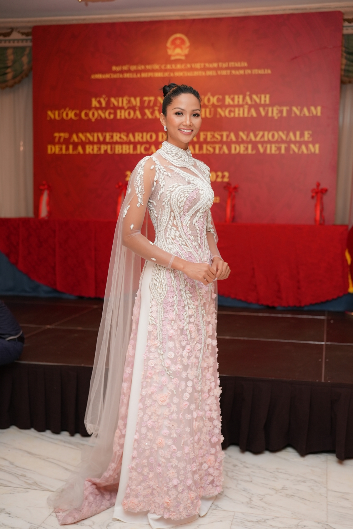 Hoa hậu H’Hen Niê diện áo dài đính hoa dự lễ tại Đại sứ quán Việt Nam tại Italy - ảnh 2