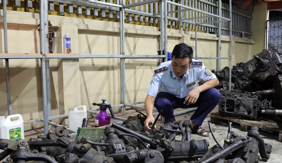 Phát hiện 10 tấn phụ tùng ôtô đã qua sử dụng tại Hưng Yên - ảnh 1