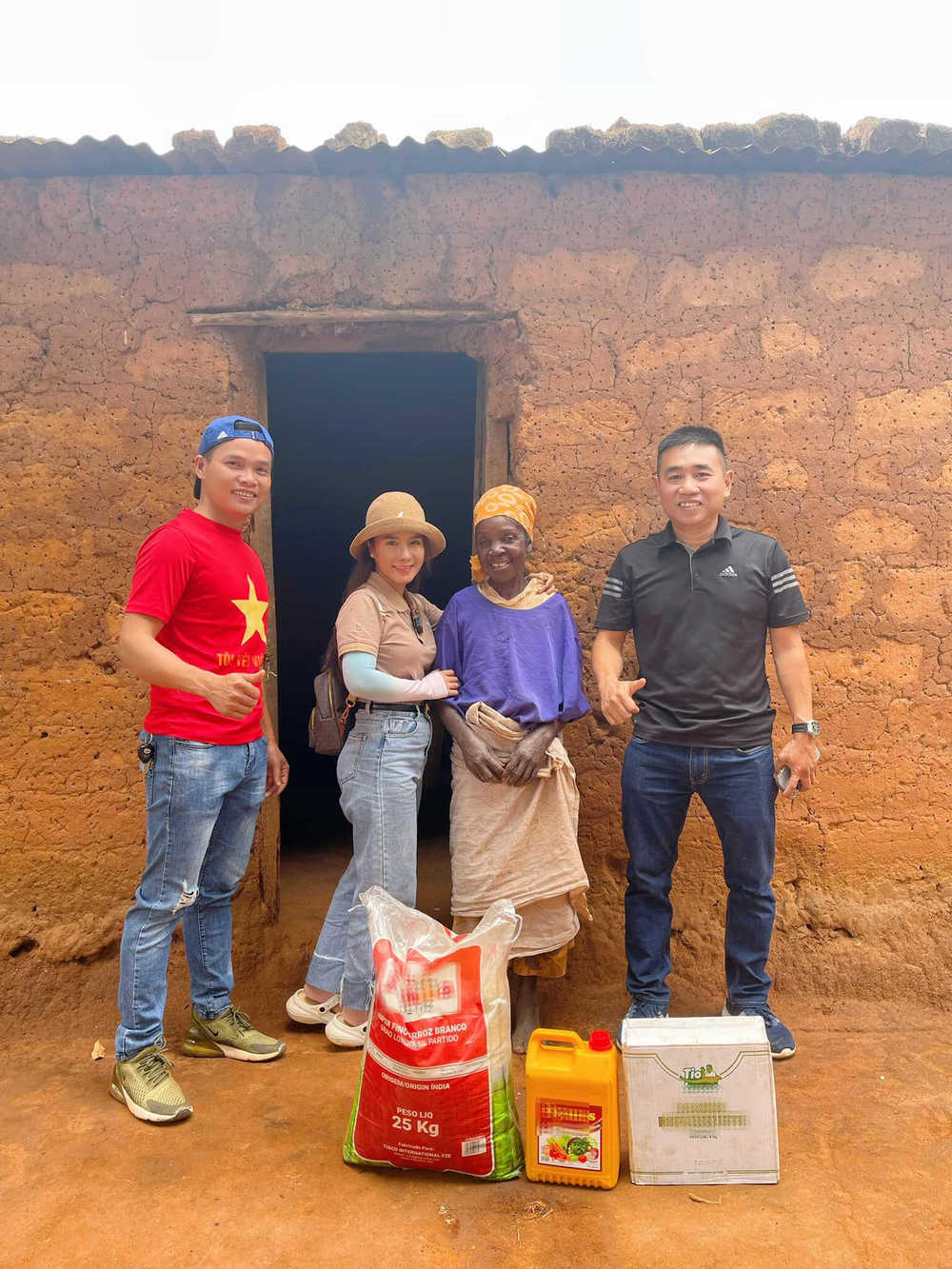 Bà Nhân tiếp tục nhận ‘gạch đá’ khi ‘hớ hênh’ diện đầm khoét ngực sinh hoạt cùng team Quang Linh - ảnh 17