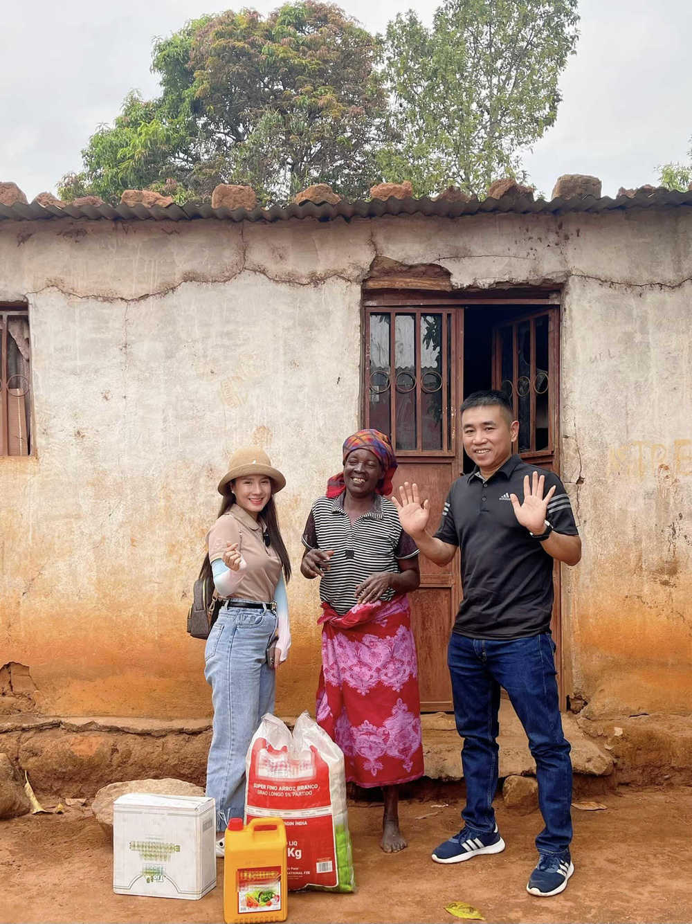 Bà Nhân tiếp tục nhận ‘gạch đá’ khi ‘hớ hênh’ diện đầm khoét ngực sinh hoạt cùng team Quang Linh - ảnh 19