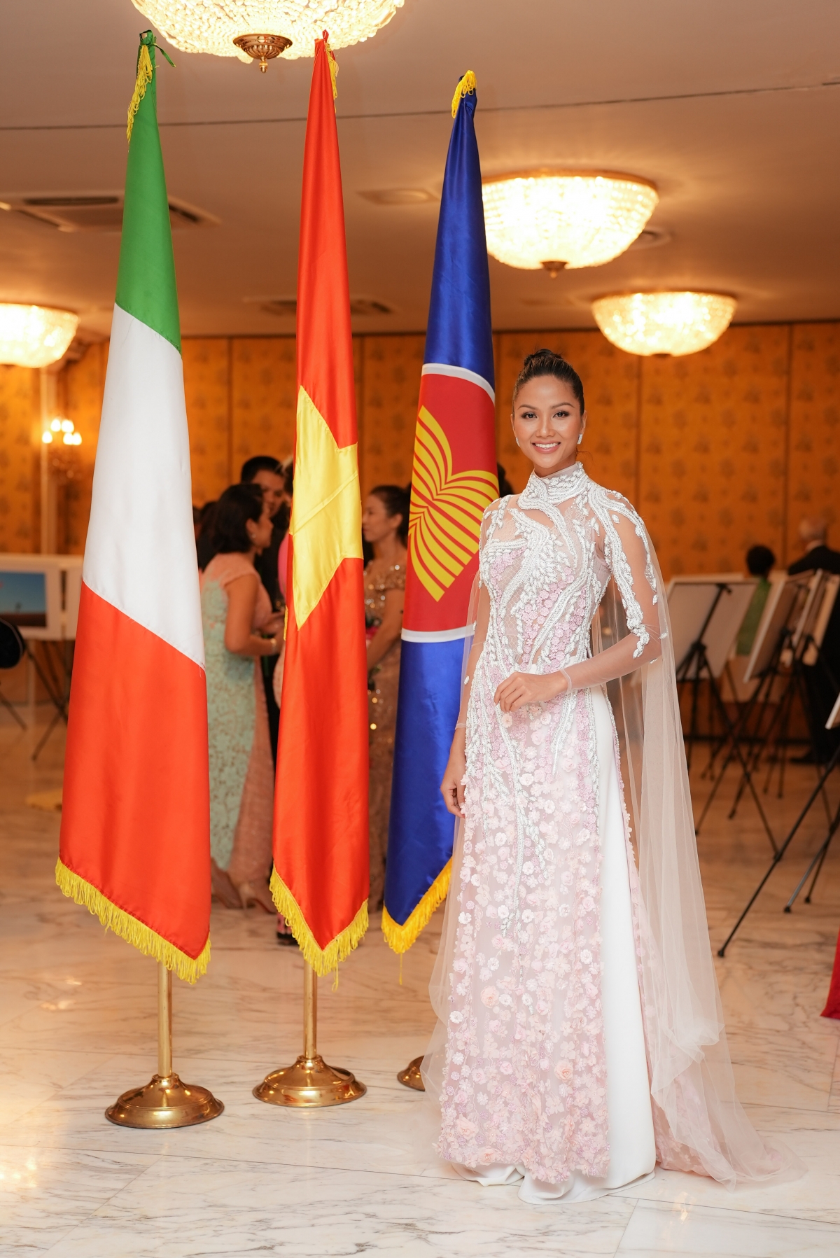 Hoa hậu H’Hen Niê diện áo dài đính hoa dự lễ tại Đại sứ quán Việt Nam tại Italy - ảnh 3