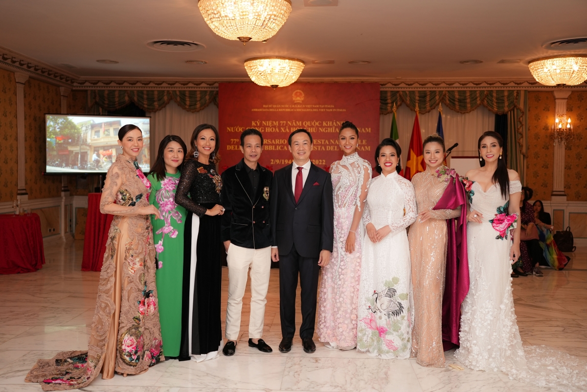 Hoa hậu H’Hen Niê diện áo dài đính hoa dự lễ tại Đại sứ quán Việt Nam tại Italy - ảnh 5