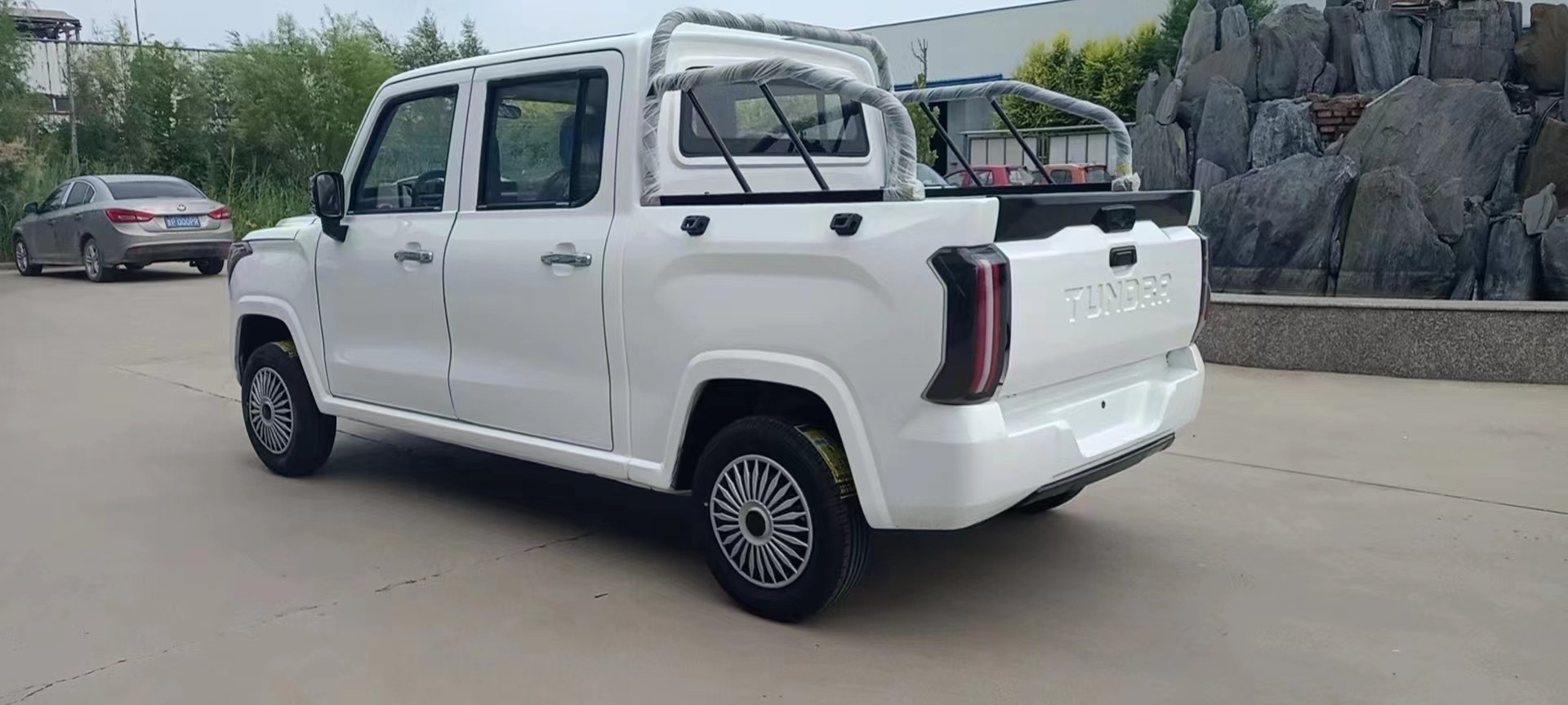 Xe bán tải giá 6.000 USD sao chép thiết kế Toyota Tundra - ảnh 2