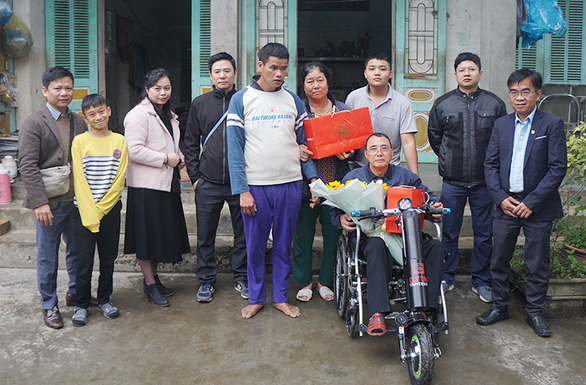 ĐH Duy Tân tiếp tục tặng xe lăn điện cho người khuyết tật - ảnh 1