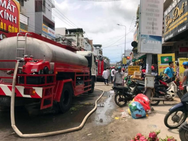 Cháy lớn tại cửa hàng phụ tùng xe máy ở Bình Thuận - ảnh 2