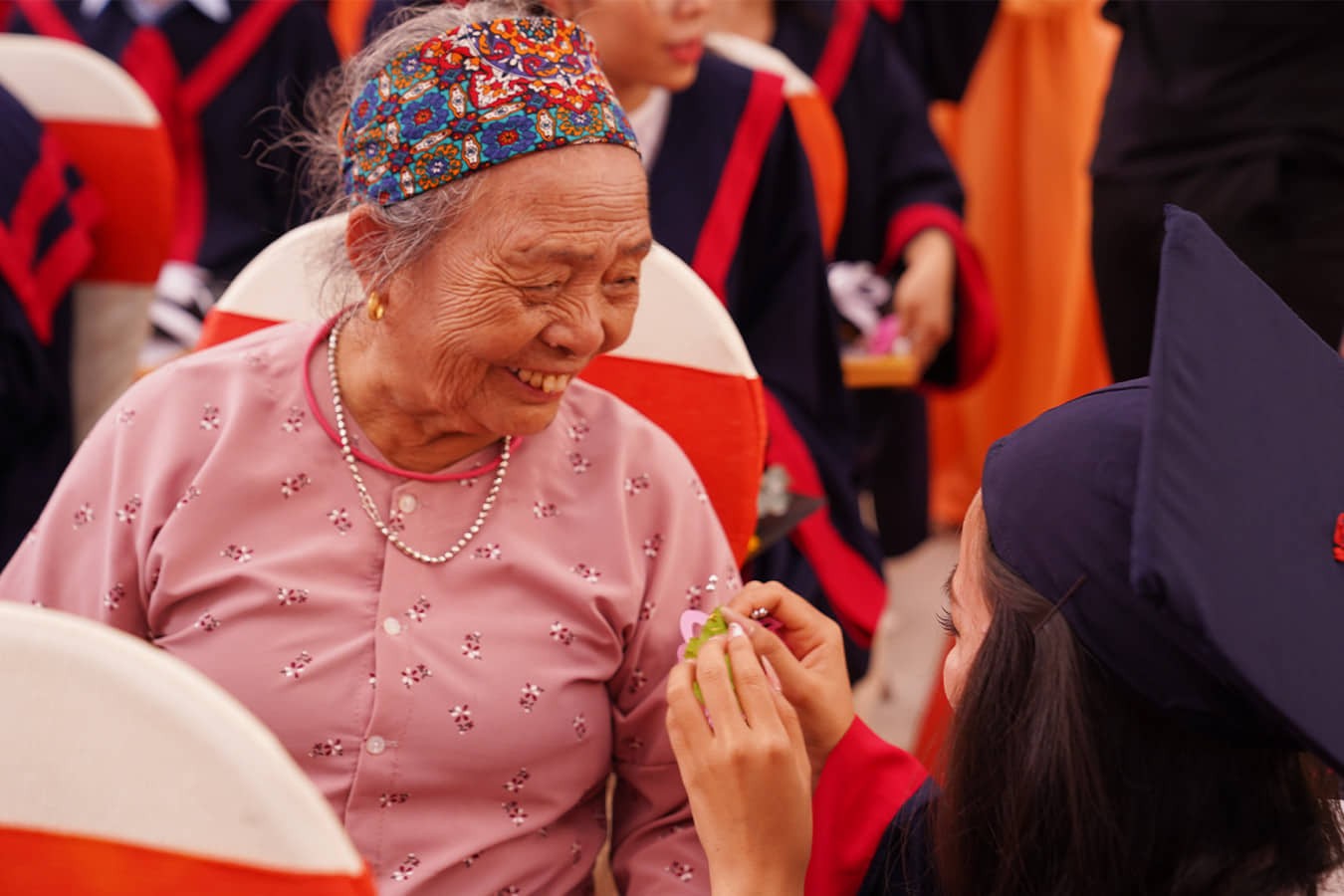 Câu chuyện xúc động bà nội 83 tuổi vượt gần 2000km dự lễ tốt nghiệp đại học của cháu gái - ảnh 2