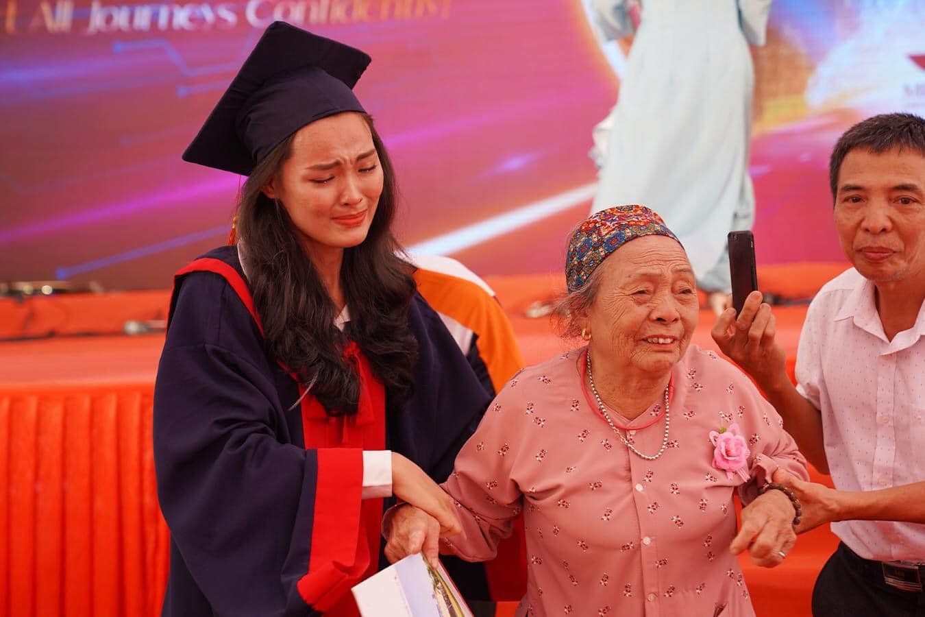 Câu chuyện xúc động bà nội 83 tuổi vượt gần 2000km dự lễ tốt nghiệp đại học của cháu gái - ảnh 1