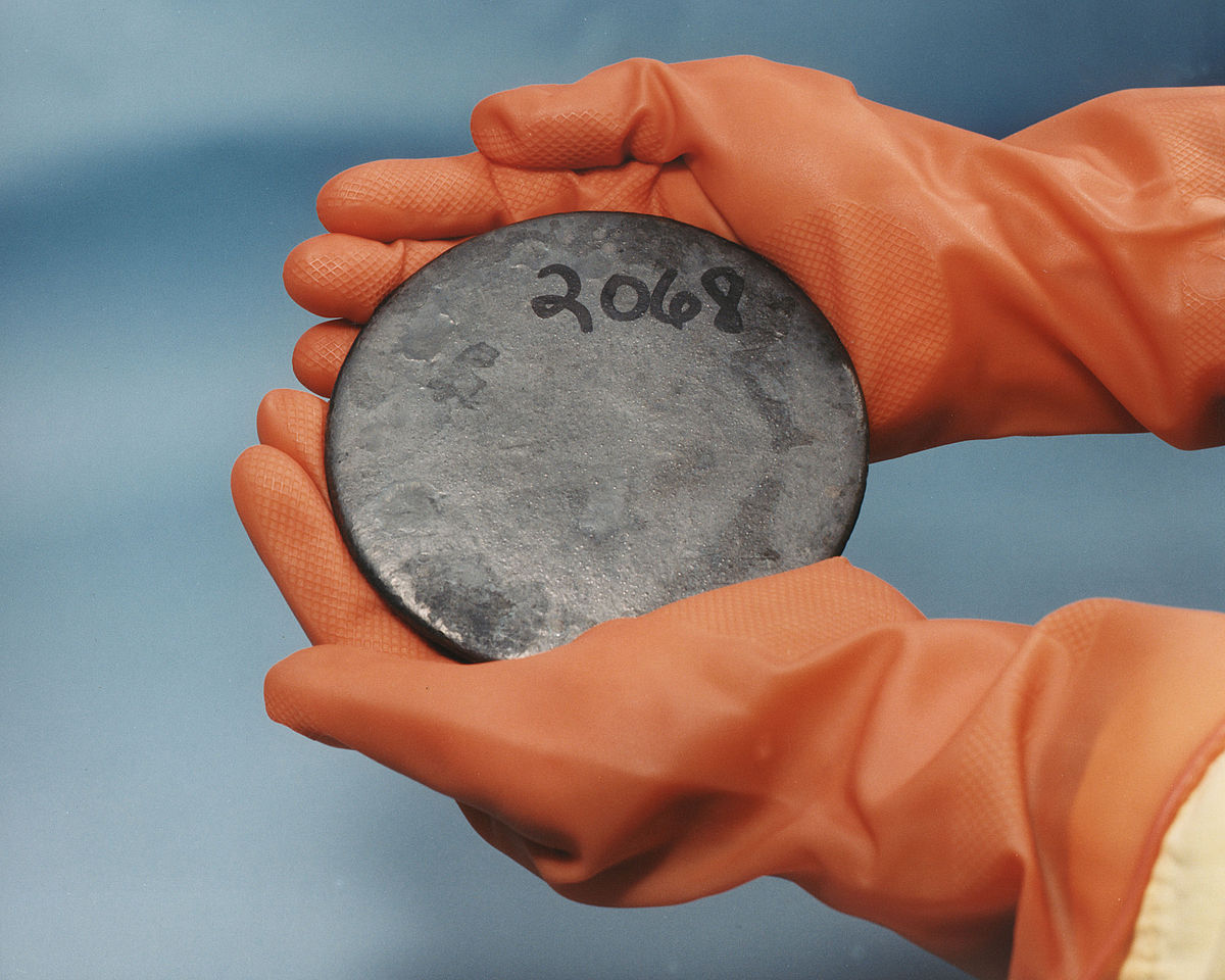 Tại sao các nhà khoa học có thể chạm vào Uranium mà không cần quần áo bảo hộ? - ảnh 1