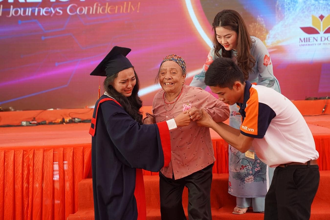 Câu chuyện xúc động bà nội 83 tuổi vượt gần 2000km dự lễ tốt nghiệp đại học của cháu gái - ảnh 4