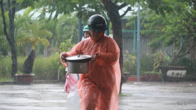 Đà Nẵng di dời dân trong mưa to, gió lớn - ảnh 5