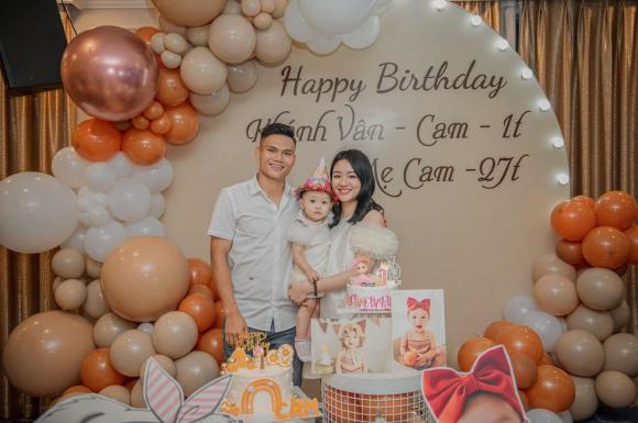 Vợ chồng hậu vệ Phạm Xuân Mạnh tổ chức sinh nhật cho con gái - ảnh 1