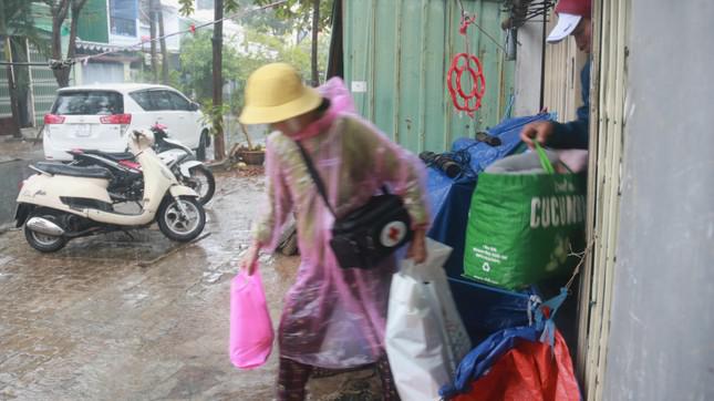 Đà Nẵng di dời dân trong mưa to, gió lớn - ảnh 13