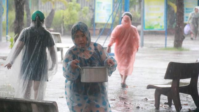Đà Nẵng di dời dân trong mưa to, gió lớn - ảnh 4