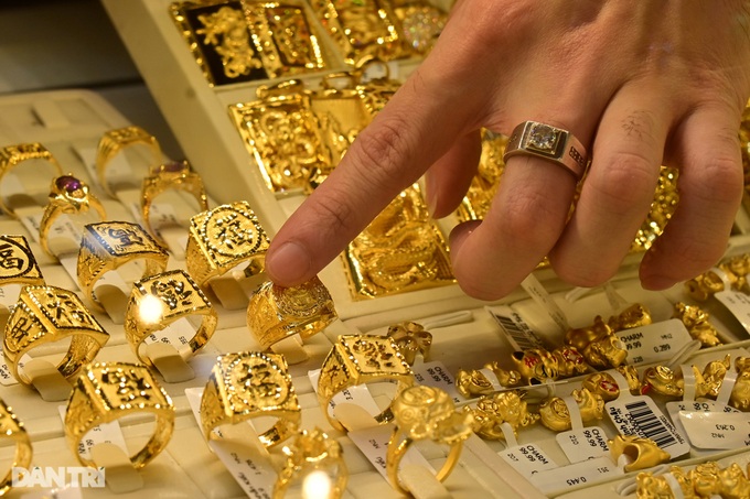 Giá vàng vẫn dò đáy, USD ngân hàng tăng ''nóng'', tiến sát 23.900 đồng - ảnh 1