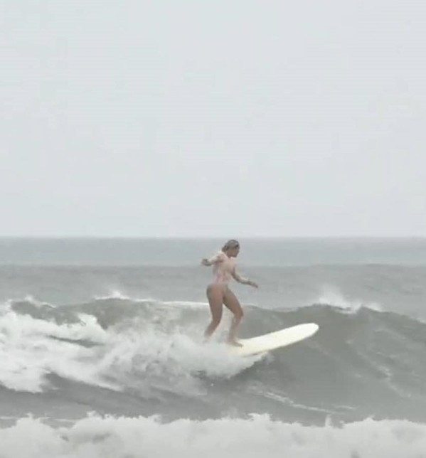 Người phụ nữ vô tư lướt sóng trên biển Đà Nẵng mặc bão Noru sắp đổ bộ - ảnh 5