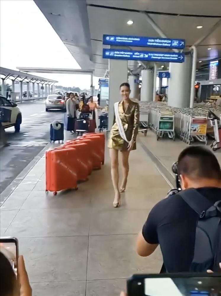 Á hậu Bảo Ngọc catwalk ở sân bay, lên đường thi Miss Intercontinental - ảnh 3