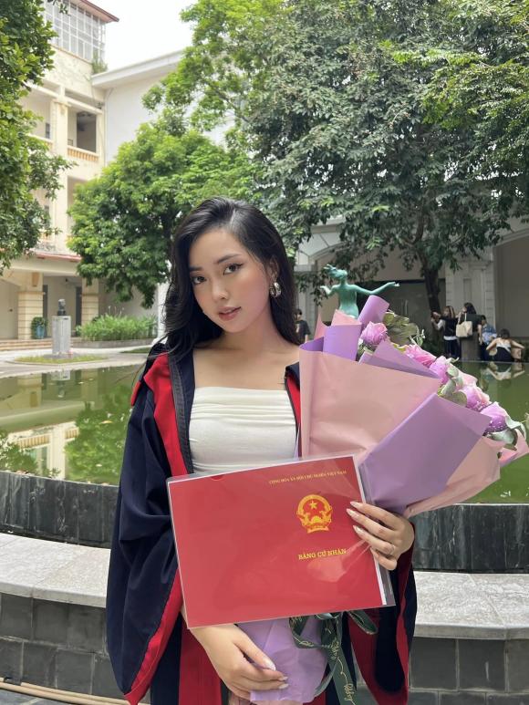 Vợ Hà Đức Chinh nhận bằng tốt nghiệp, tiết lộ ngày xưa hay trốn học đi chơi đến mức tưởng không ra được trường - ảnh 3
