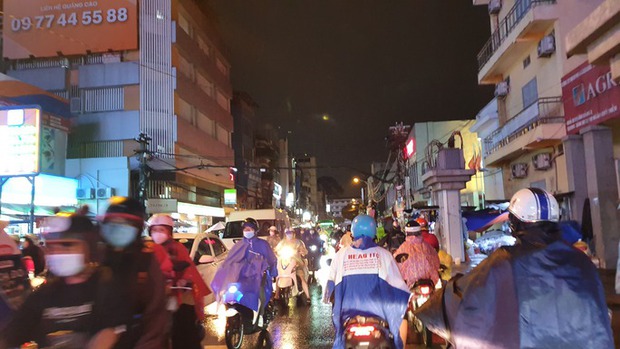 Trung tâm TP.HCM kẹt xe nghiêm trọng sau cơn mưa chiều - ảnh 2