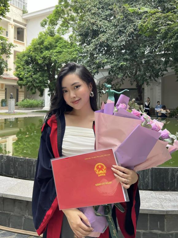 Vợ Hà Đức Chinh nhận bằng tốt nghiệp, tiết lộ ngày xưa hay trốn học đi chơi đến mức tưởng không ra được trường - ảnh 1