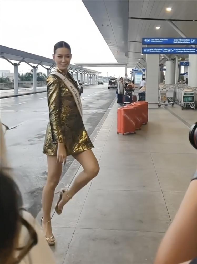 Á hậu Bảo Ngọc catwalk ở sân bay, lên đường thi Miss Intercontinental - ảnh 4