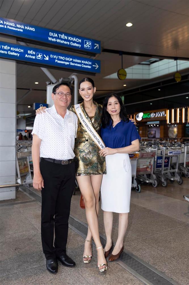 Á hậu Bảo Ngọc catwalk ở sân bay, lên đường thi Miss Intercontinental - ảnh 1