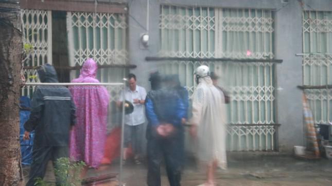 Đà Nẵng di dời dân trong mưa to, gió lớn - ảnh 12