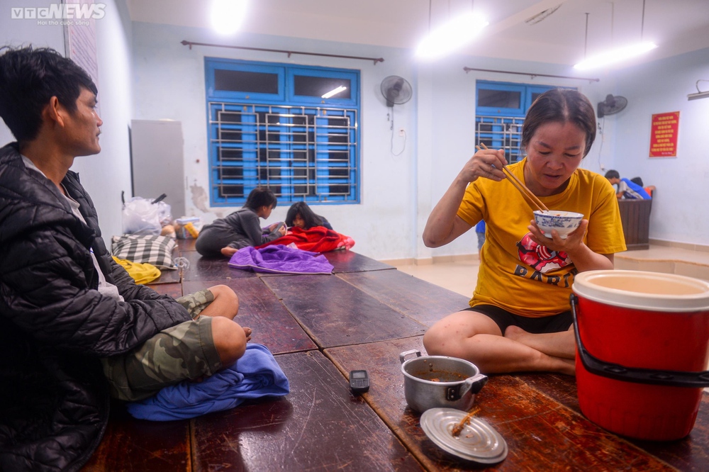 Ảnh: Giấc ngủ tạm của trẻ nhỏ miền biển Thừa Thiên – Huế tại nơi trú bão - ảnh 9