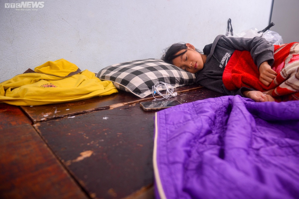 Ảnh: Giấc ngủ tạm của trẻ nhỏ miền biển Thừa Thiên – Huế tại nơi trú bão - ảnh 6