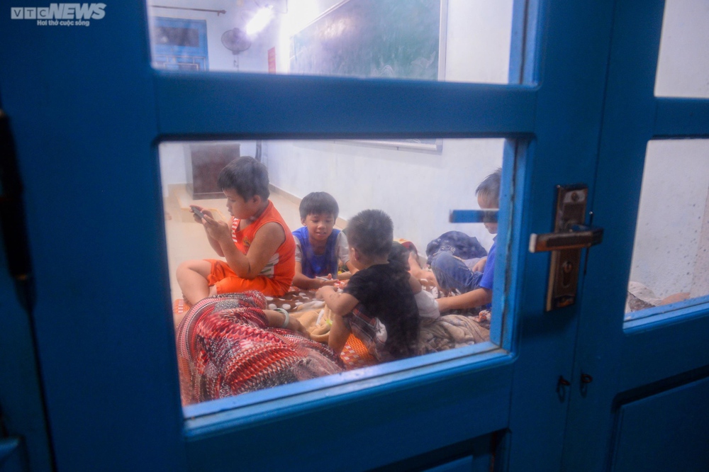 Ảnh: Giấc ngủ tạm của trẻ nhỏ miền biển Thừa Thiên – Huế tại nơi trú bão - ảnh 11