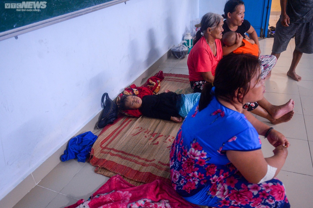 Ảnh: Giấc ngủ tạm của trẻ nhỏ miền biển Thừa Thiên – Huế tại nơi trú bão - ảnh 8