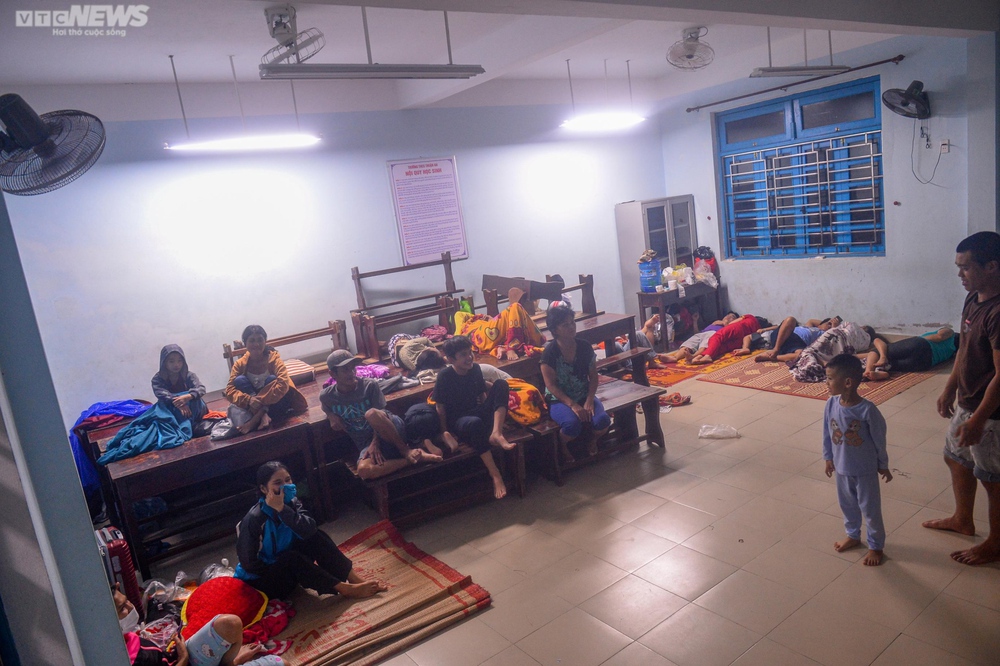 Ảnh: Giấc ngủ tạm của trẻ nhỏ miền biển Thừa Thiên – Huế tại nơi trú bão - ảnh 3