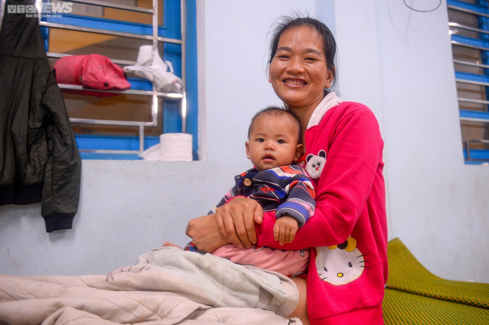 Ảnh: Giấc ngủ tạm của trẻ nhỏ miền biển Thừa Thiên – Huế tại nơi trú bão - ảnh 10