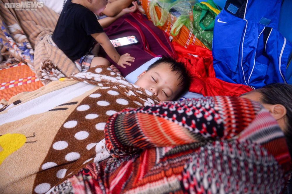 Ảnh: Giấc ngủ tạm của trẻ nhỏ miền biển Thừa Thiên – Huế tại nơi trú bão - ảnh 5
