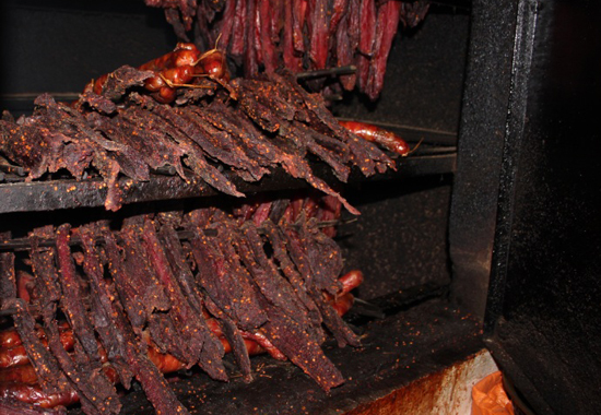 Cách làm thịt lợn xông khói gác bếp – Món ăn đặc sản của người dân miền cao Tây Bắc - ảnh 3