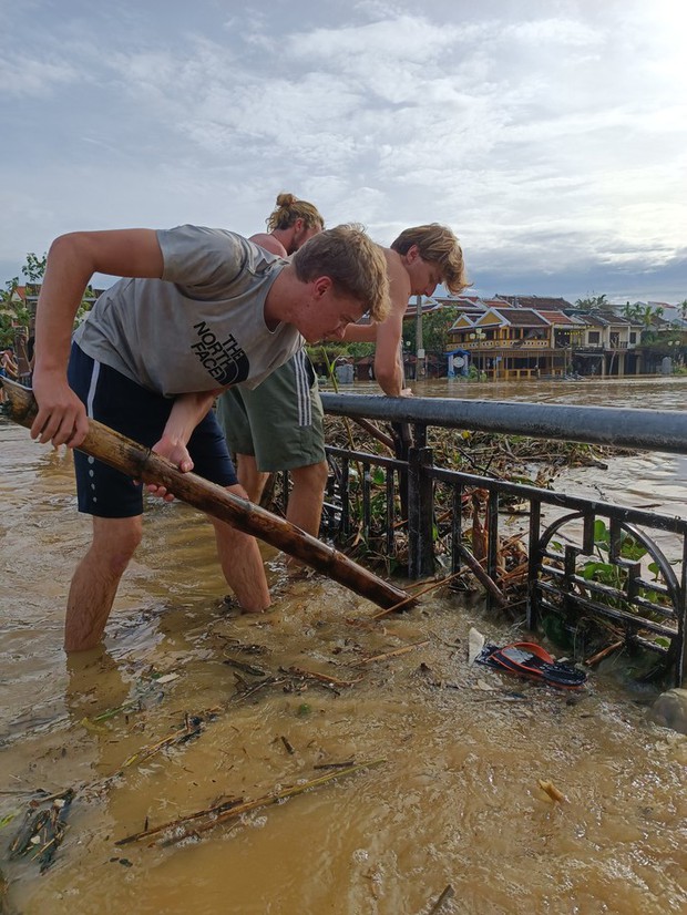 Du khách nước ngoài dọn rác sau bão ở Hội An - ảnh 5