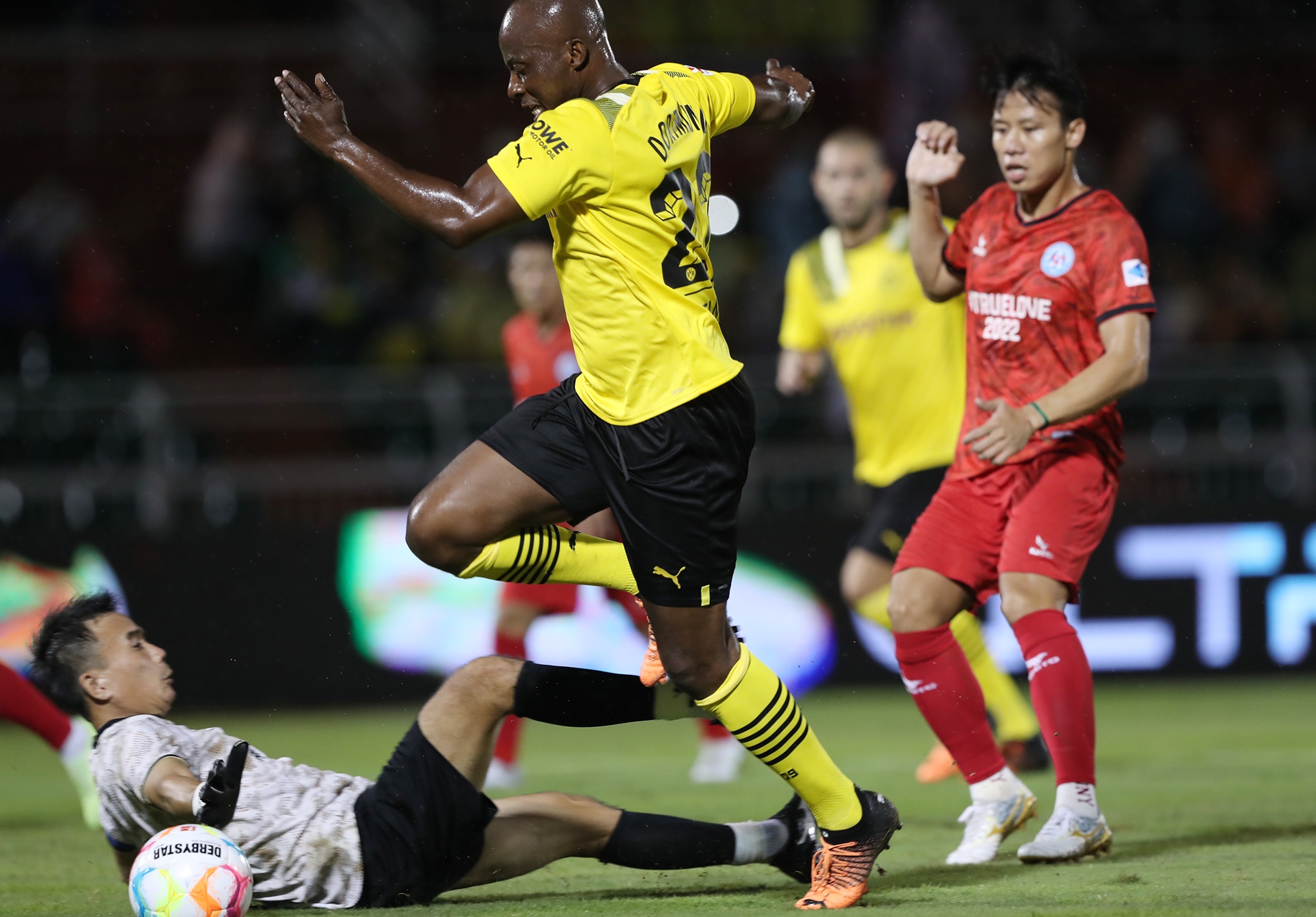 Huyền thoại Dortmund chứng tỏ đẳng cấp trước các ngôi sao Việt Nam - ảnh 5