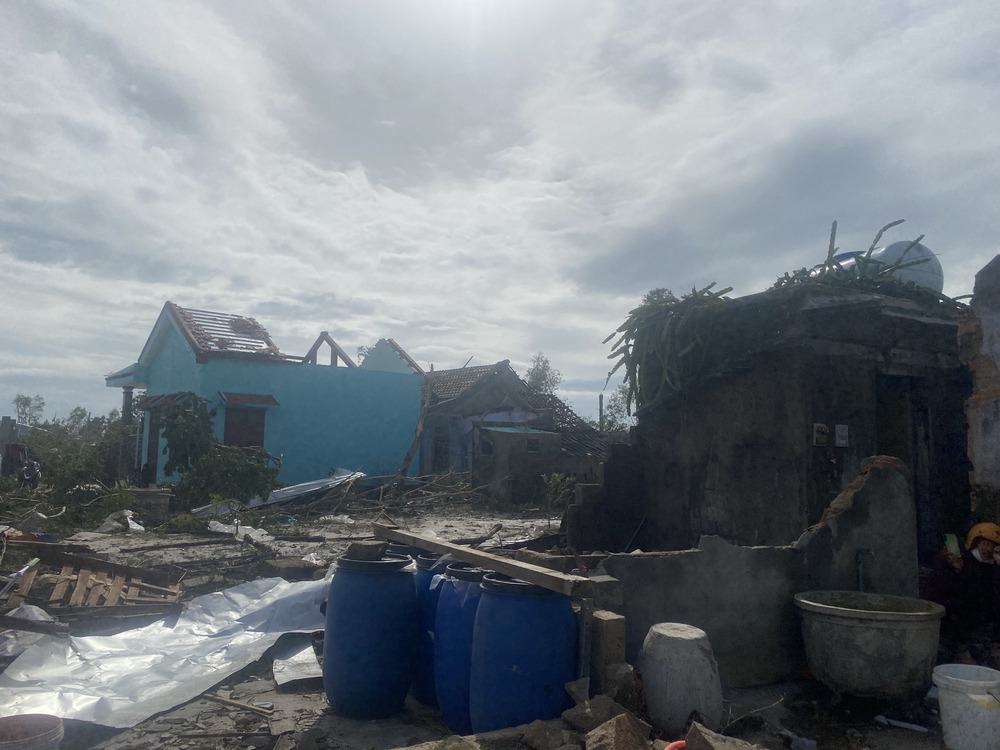 Đi tránh bão Noru về, đôi vợ chồng già thảng thốt nhìn ngôi nhà bị đổ sập - ảnh 3