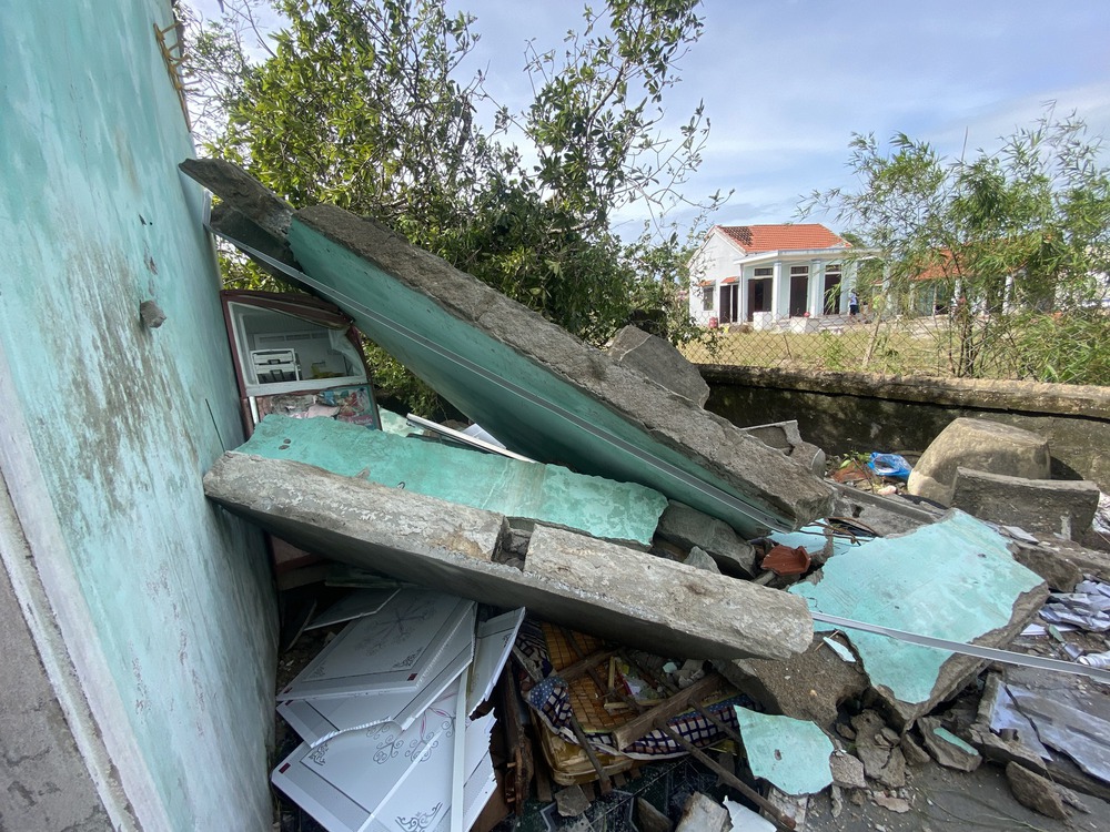 Đi tránh bão Noru về, đôi vợ chồng già thảng thốt nhìn ngôi nhà bị đổ sập - ảnh 4
