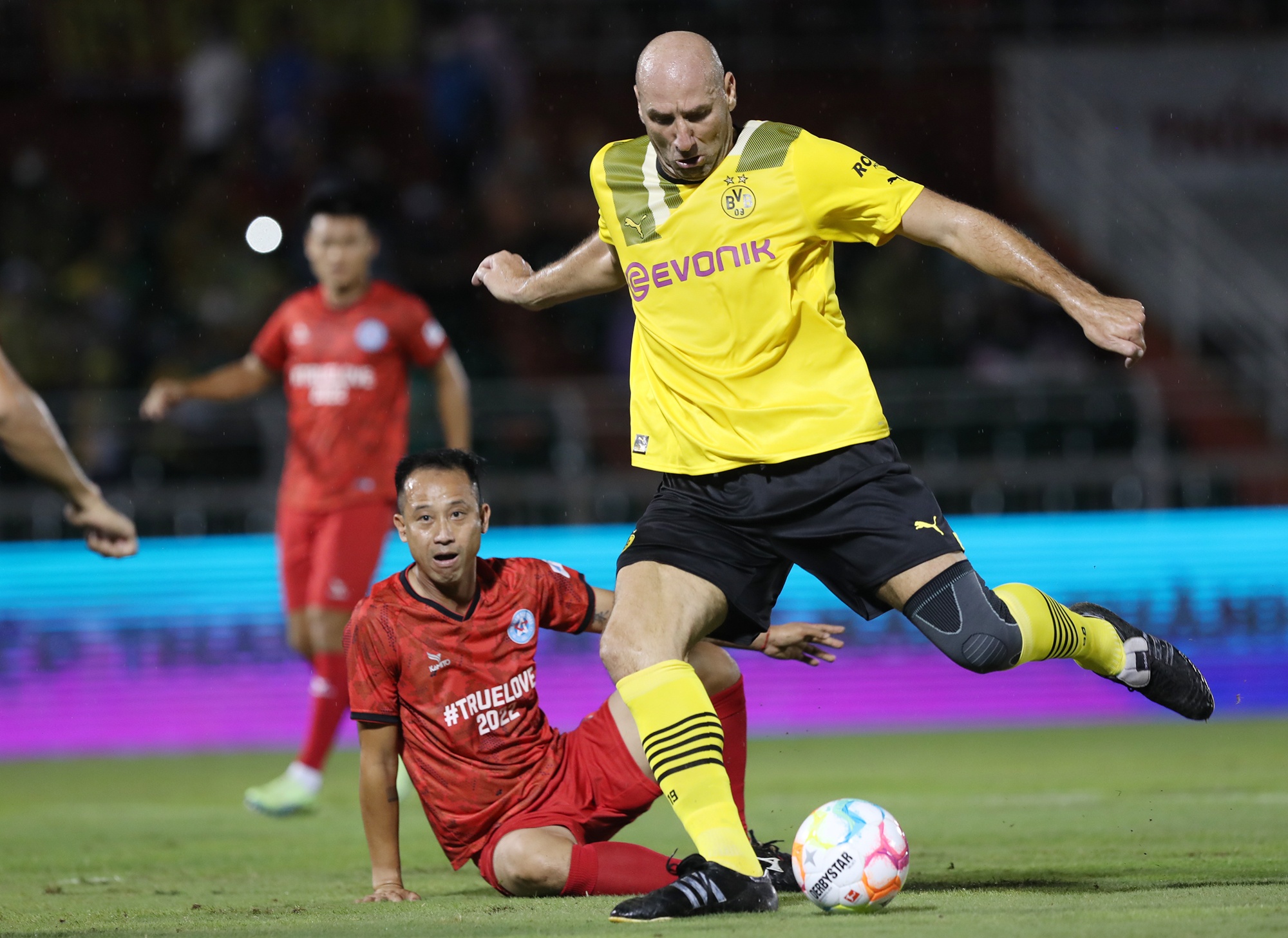 Huyền thoại Dortmund chứng tỏ đẳng cấp trước các ngôi sao Việt Nam - ảnh 1