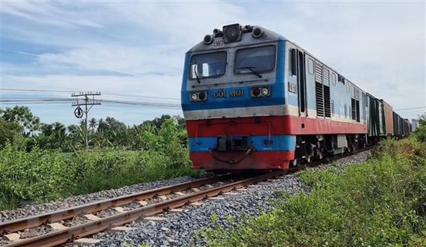 Nghệ An: Đội bão khắc phục sự cố sạt lở trên tuyến đường sắt Bắc-Nam - ảnh 1