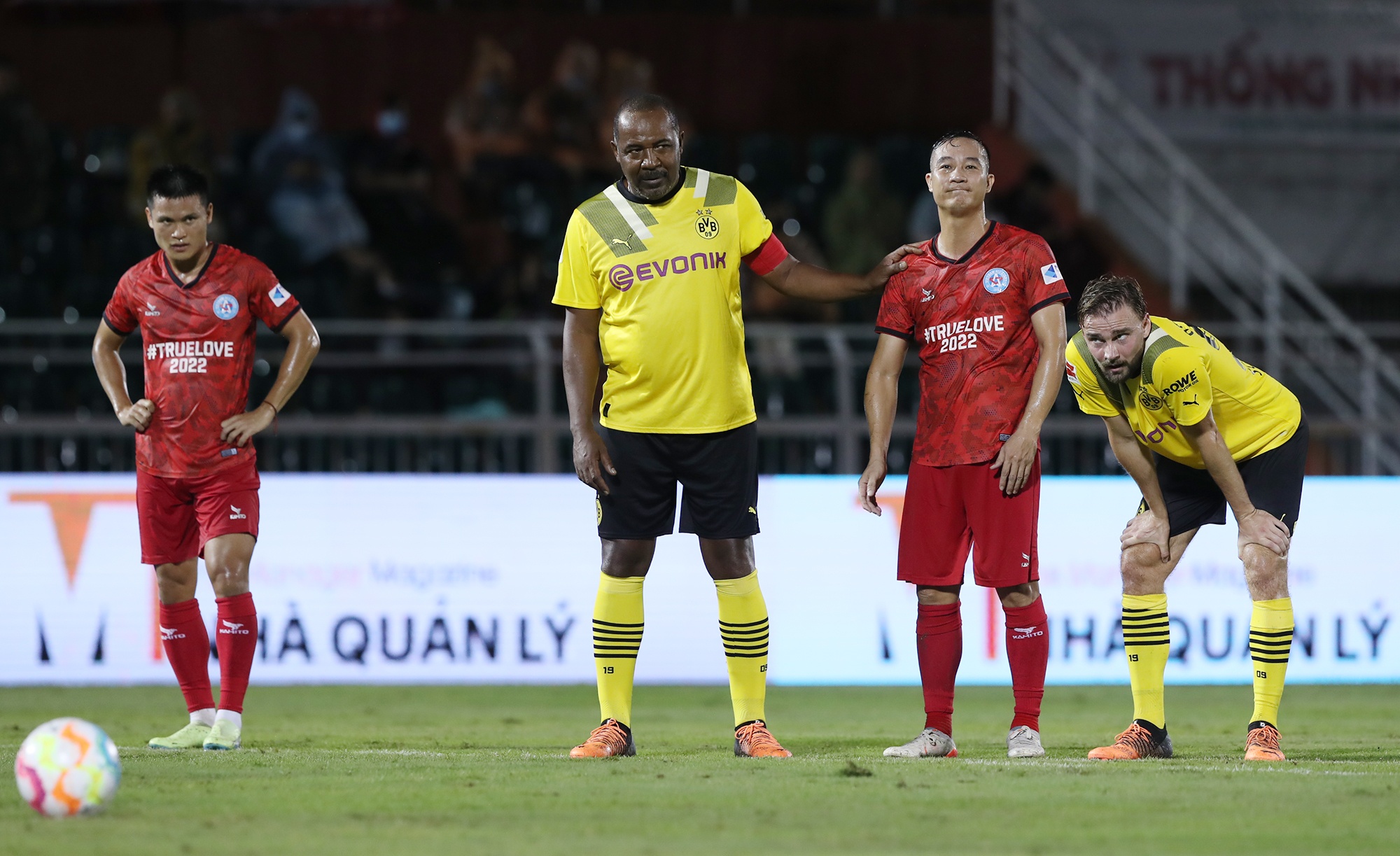 Huyền thoại Dortmund chứng tỏ đẳng cấp trước các ngôi sao Việt Nam - ảnh 9