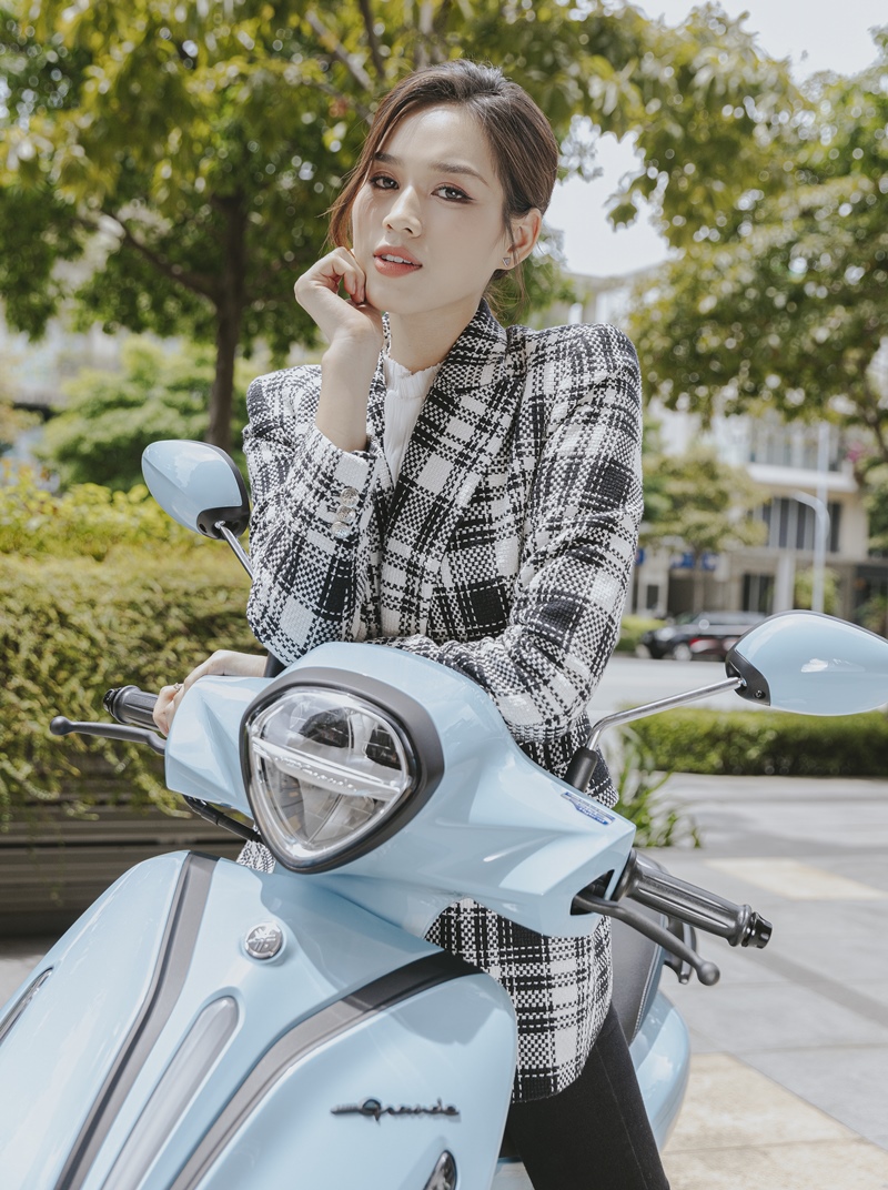 Hai nàng hậu Lương Thuỳ Linh và Đỗ Thị Hà gây sốt khi tậu xe tay ga Yamaha Grande 2022 - ảnh 1