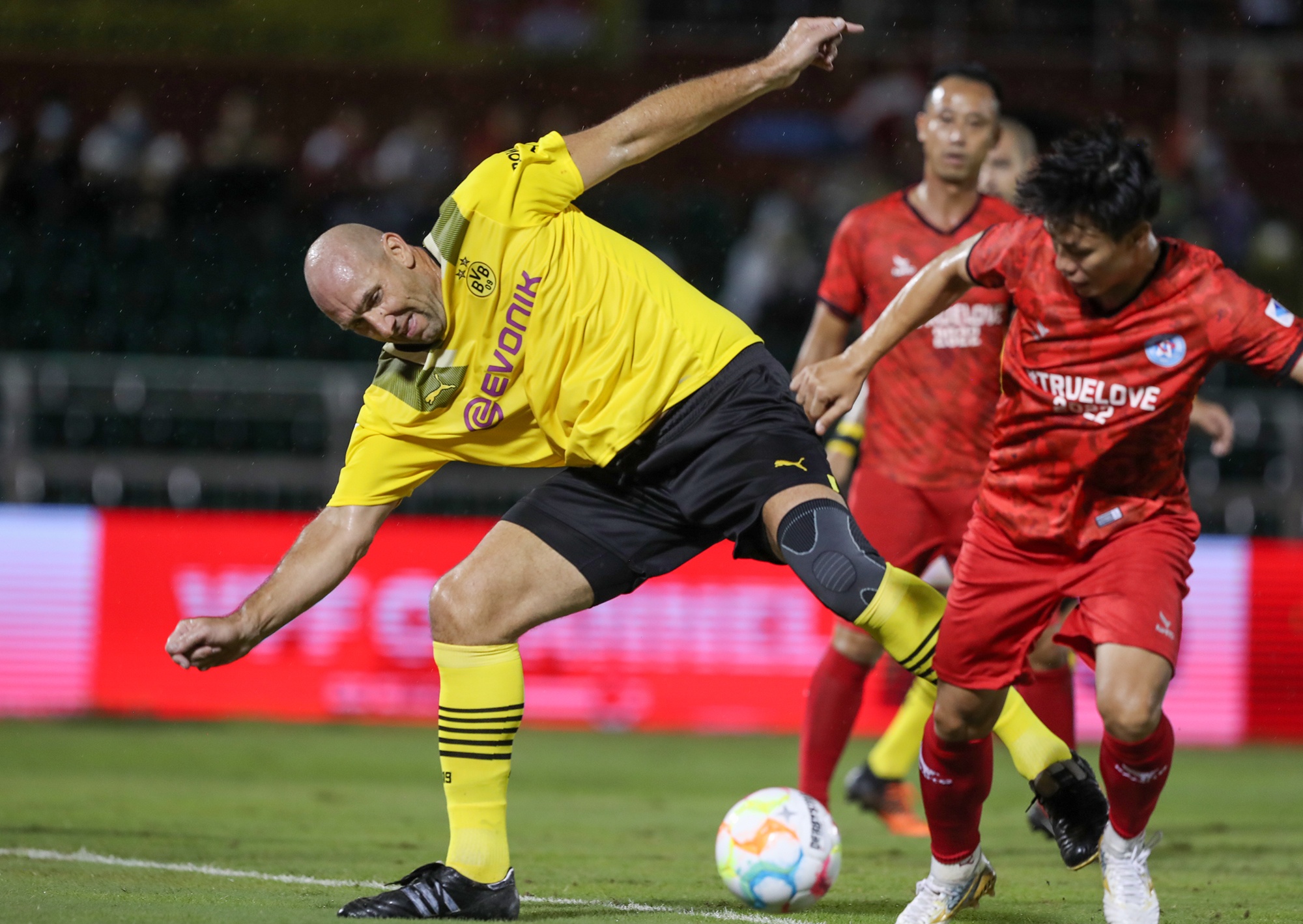 Huyền thoại Dortmund chứng tỏ đẳng cấp trước các ngôi sao Việt Nam - ảnh 3