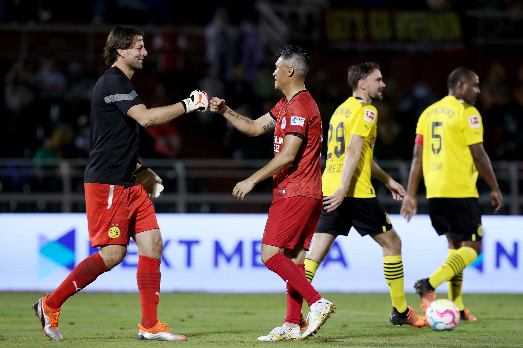 Huyền thoại Dortmund chứng tỏ đẳng cấp trước các ngôi sao Việt Nam - ảnh 7