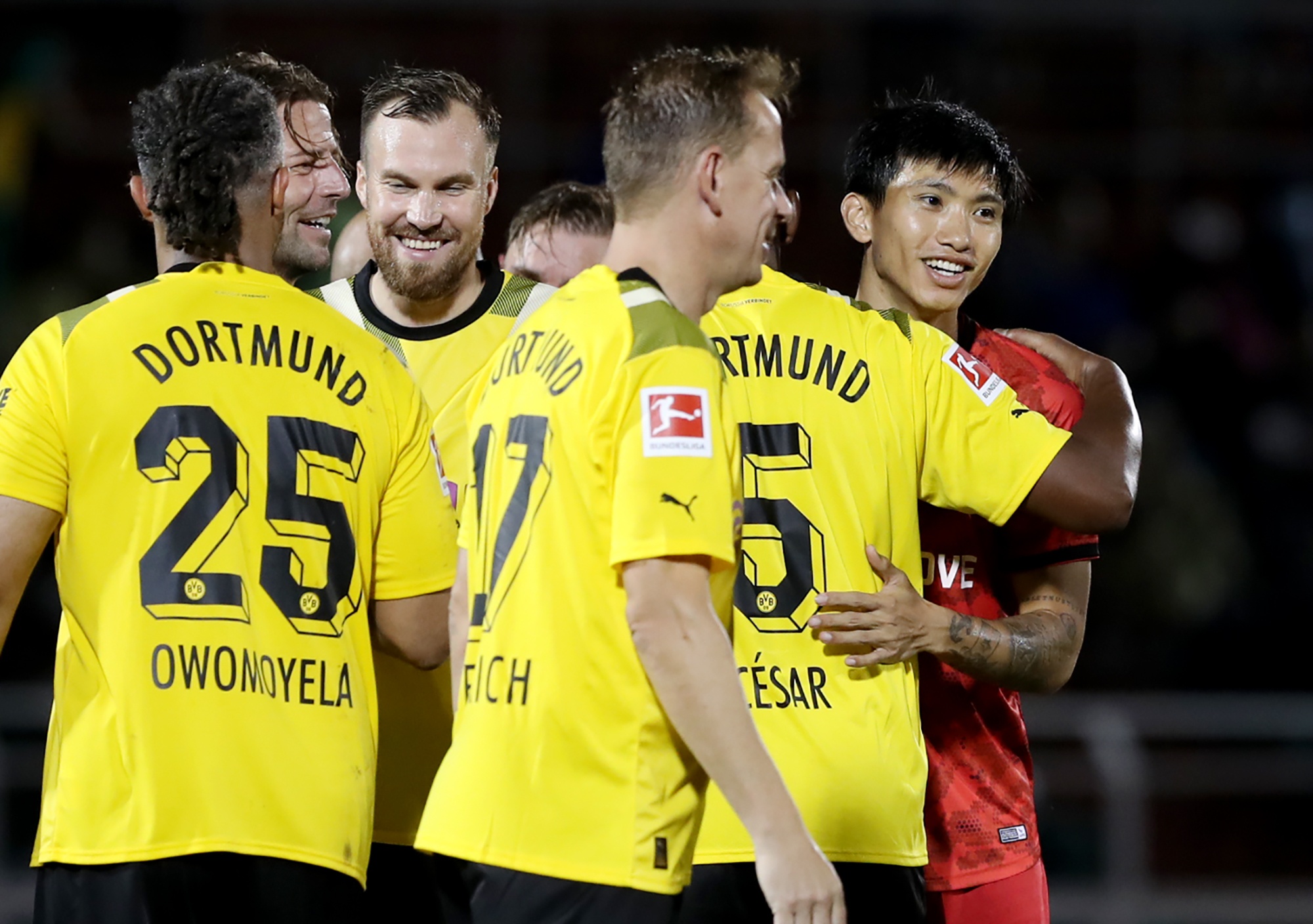 Huyền thoại Dortmund chứng tỏ đẳng cấp trước các ngôi sao Việt Nam - ảnh 11