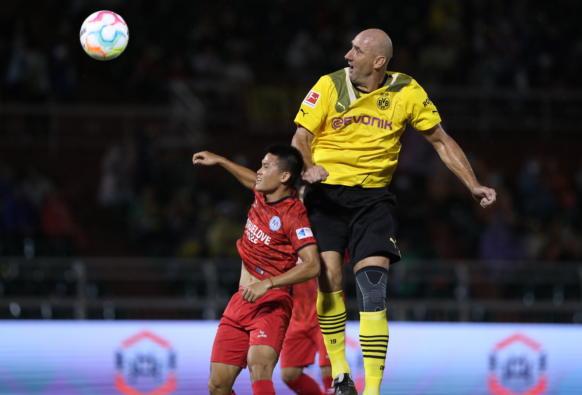 Huyền thoại Dortmund chứng tỏ đẳng cấp trước các ngôi sao Việt Nam - ảnh 2