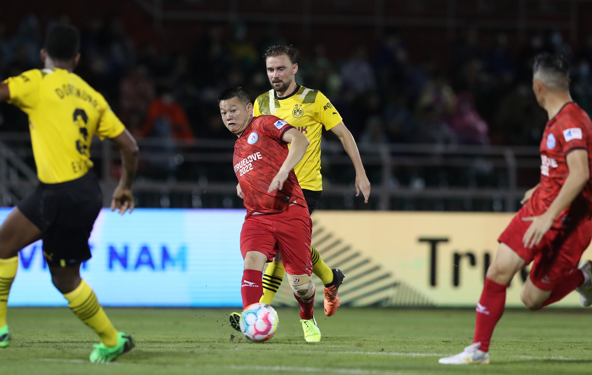 Huyền thoại Dortmund chứng tỏ đẳng cấp trước các ngôi sao Việt Nam - ảnh 6