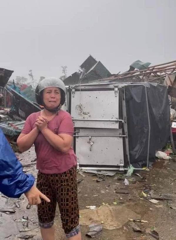 Người phụ nữ khóc nghẹn khi nhà bay sạch sau khi bão Noru quét qua - ảnh 7